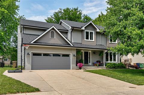 8013 Hickory Dr, Urbandale, IA 50322