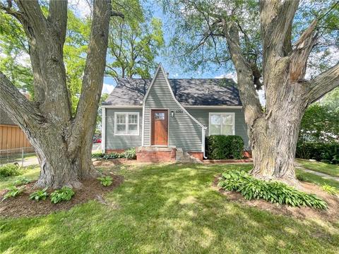 5301 Douglas Ave, Des Moines, IA 50310