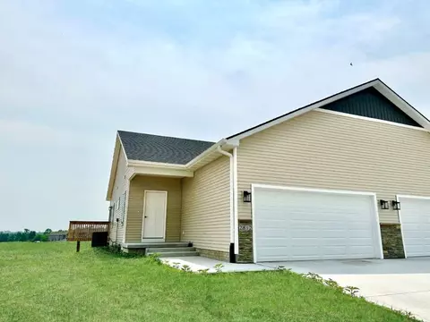 2804 Yordi Dr, Norwalk, IA 50211