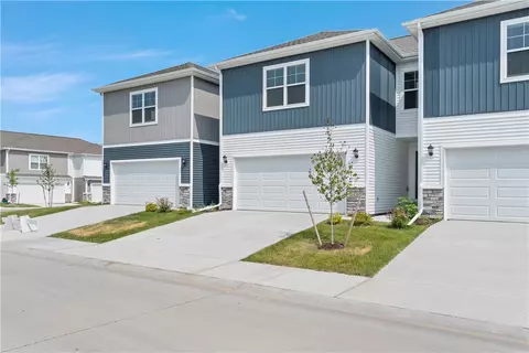 14265 Walnut Meadows Dr, Urbandale, IA 50323