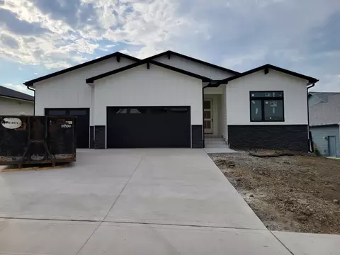 16211 Goldenrod Dr, Urbandale, IA 50323