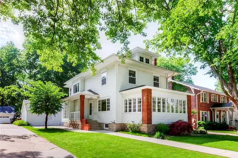 1009 Main St, Pella, IA 50219