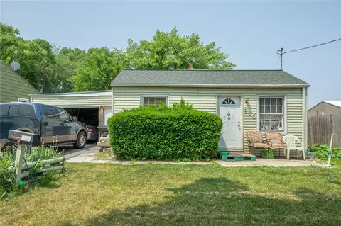 910 E 27th Ct, Des Moines, IA 50317