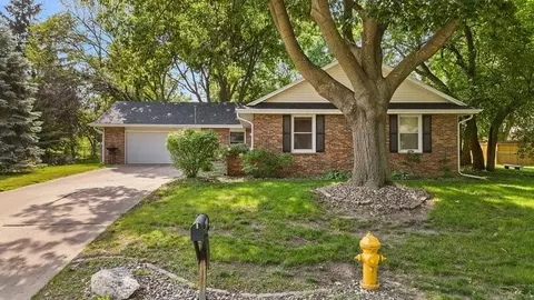 4120 Mary Lynn Dr, Urbandale, IA 50322