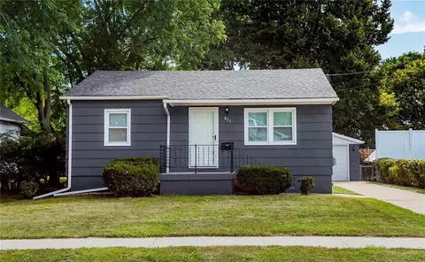 811 E 21st Ct, Des Moines, IA 50317