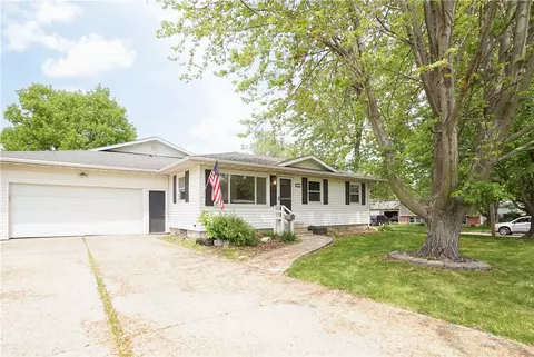 1204 N 4th Ave E, Newton, IA 50208
