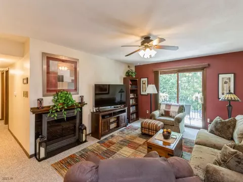 421 42nd St #8, Des Moines, IA 50312