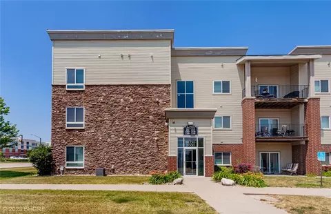 6350 Coachlight Dr #2305, West Des Moines, IA 50266