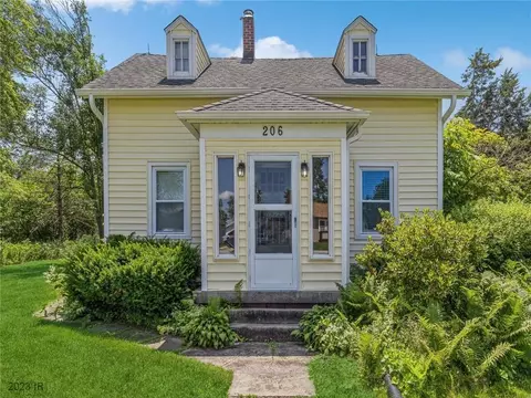 206 4th St NW, Mitchellville, IA 50169