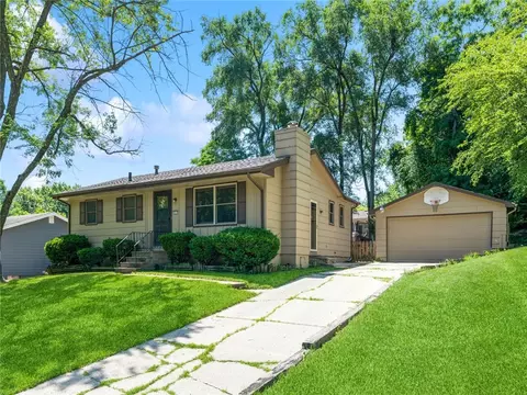 445 E Marion St, Des Moines, IA 50315