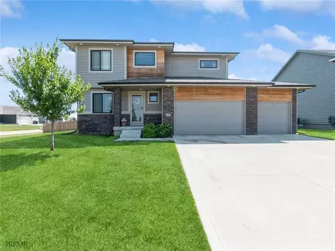 685 NE Wilden Dr, Waukee, IA 50263