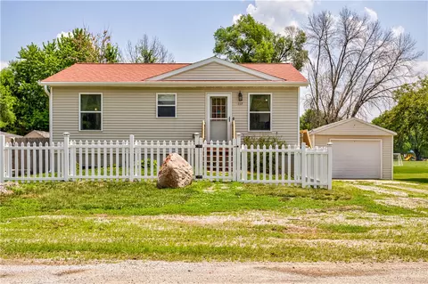 117 Metcalf St, Maxwell, IA 50161