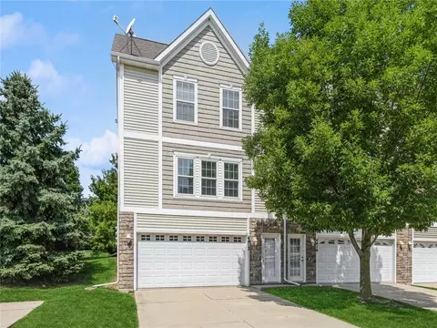 4412 153rd St, Urbandale, IA 50323