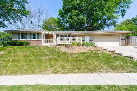 160 Constitution Blvd, Pleasant Hill, IA 50327
