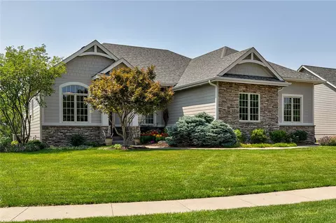 8918 NW 72nd Pl, Johnston, IA 50131