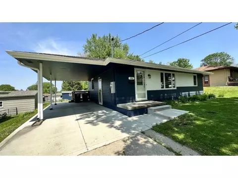 106 Parmer Dr, Des Moines, IA 50315