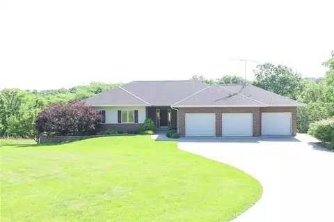 2267 Dakota Wood Dr, Pella, IA 50219