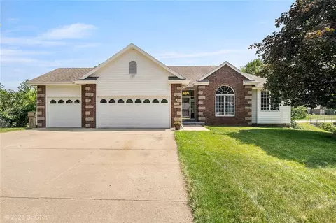 9422 Goodman Cir, Urbandale, IA 50322