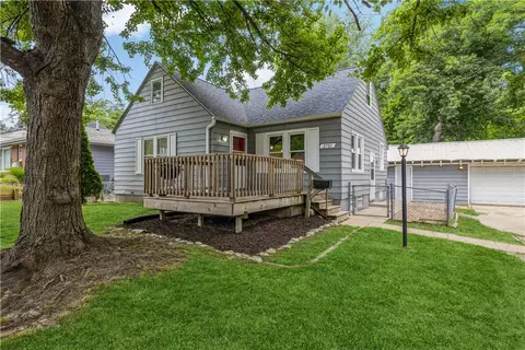 2701 Arnold Rd, Des Moines, IA 50310