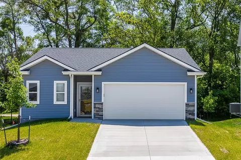 16520 Oakwood Dr, Urbandale, IA 50323