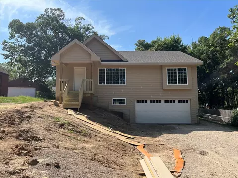 2004 Nash Dr, Des Moines, IA 50314