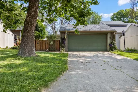 8219 Twana Dr, Urbandale, IA 50322
