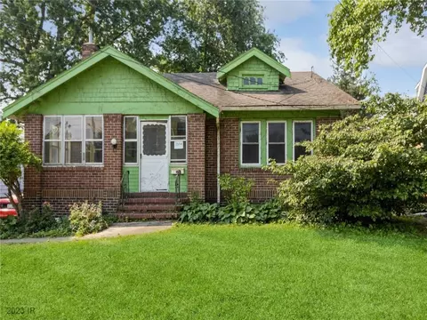 3514 Hickman Rd, Des Moines, IA 50310