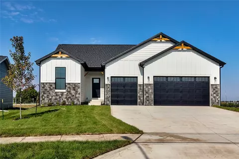 4728 90th St, Urbandale, IA 50322