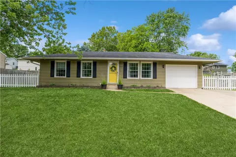 9020 Oakwood Dr, Norwalk, IA 50211