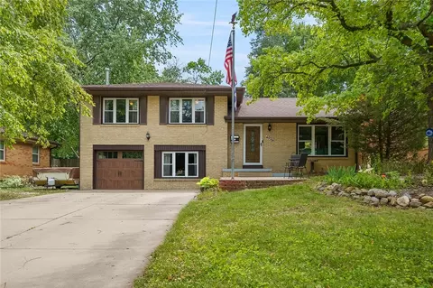 4026 Clinton Ave, Des Moines, IA 50310