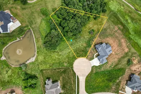 2975 Hickory Cir, Pella, IA 50219