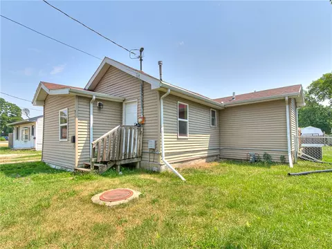 915 E 27th Ct, Des Moines, IA 50317