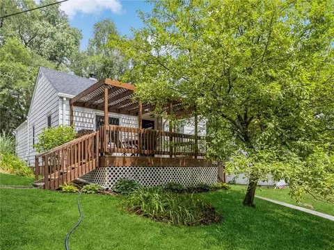 2323 Prospect Rd, Des Moines, IA 50310