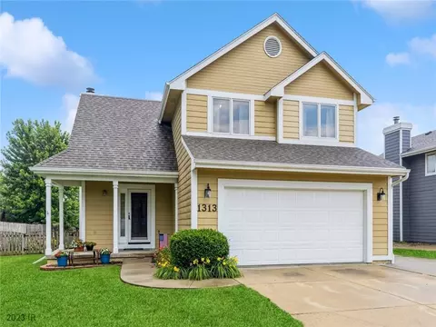 1313 E Girard Ave, Indianola, IA 50125