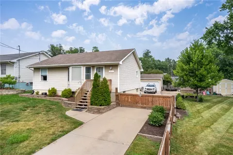 2001 E 38th Ct, Des Moines, IA 50317