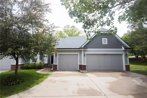 10420 Oakwood Dr, Urbandale, IA 50322