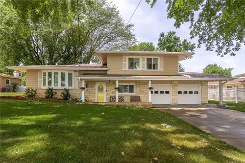 2916 92nd St, Urbandale, IA 50322