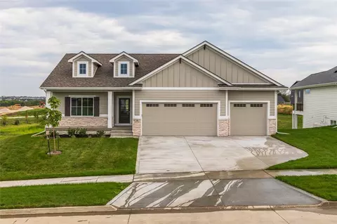 30 NW Valleyview Dr, Waukee, IA 50263