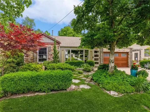 6106 Woodland Rd, Des Moines, IA 50312