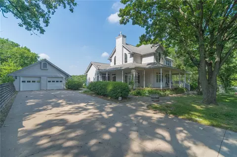 13157 Hickman Rd, Urbandale, IA 50323