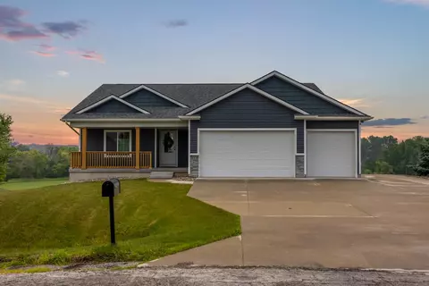 613 Rock Creek Dr, Maxwell, IA 50161