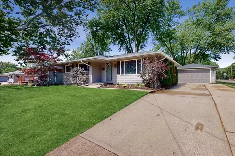 3932 82nd St, Urbandale, IA 50322