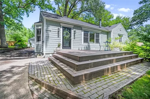 3701 Urbandale Ave, Des Moines, IA 50310