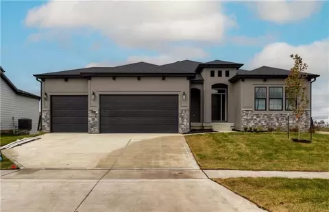 690 NW Stratford Dr, Waukee, IA 50263