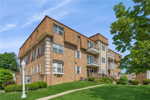 516 Lincoln St #203, Pella, IA 50219