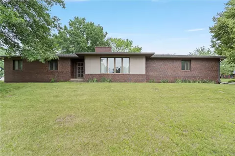 1204 Park Ln, Pella, IA 50219
