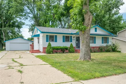 8848 Summit Dr, Clive, IA 50325