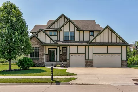 14312 Dellwood Dr, Urbandale, IA 50323