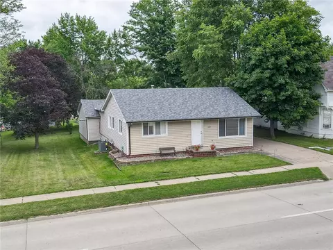 609 N Monroe St, Monroe, IA 50170