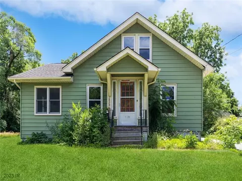 2828 School St, Des Moines, IA 50311